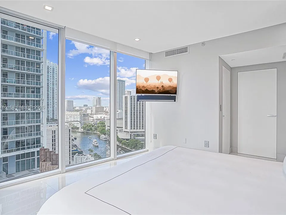475 Brickell Ave #1913