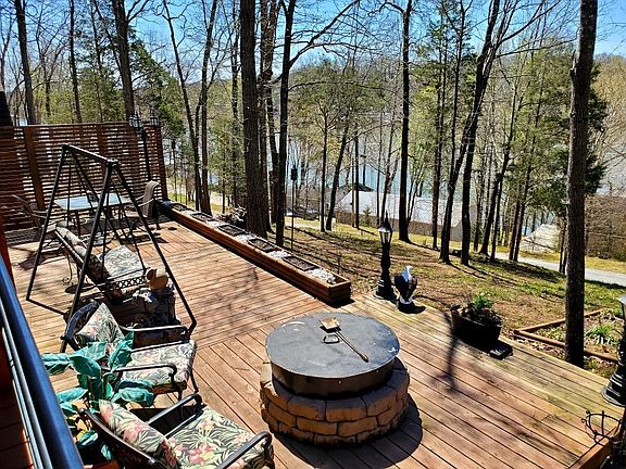 5th image of 150 Camelot Dr