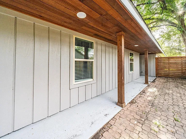 1907 Ashford Hollow Ln — Photo 8