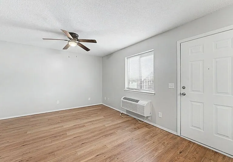 1037-1045 S Happy Hollow Rd — Photo 30