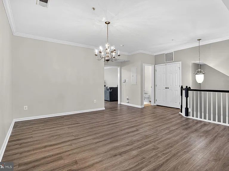 2621 Eastbourne Dr — Photo 8