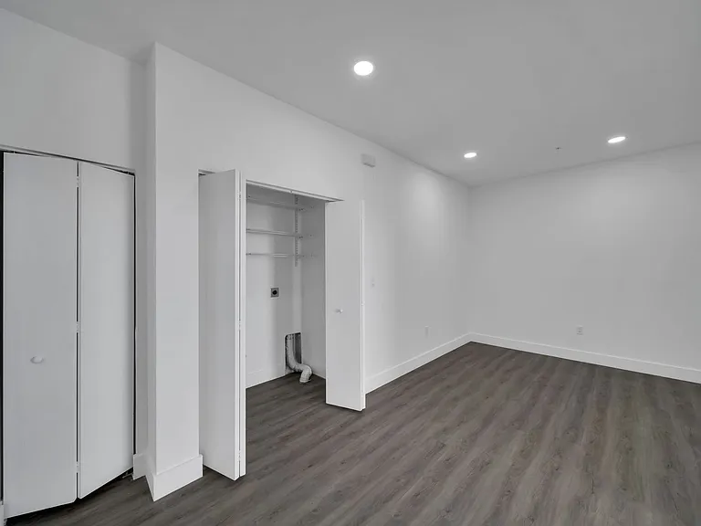 275 SW 4th St #220 — Photo 47