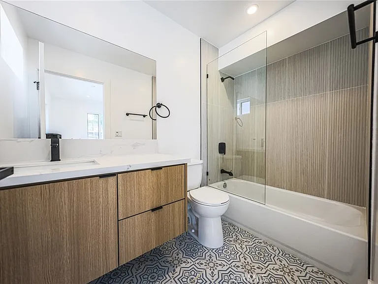 1237 N Orange Dr #B — Photo 27