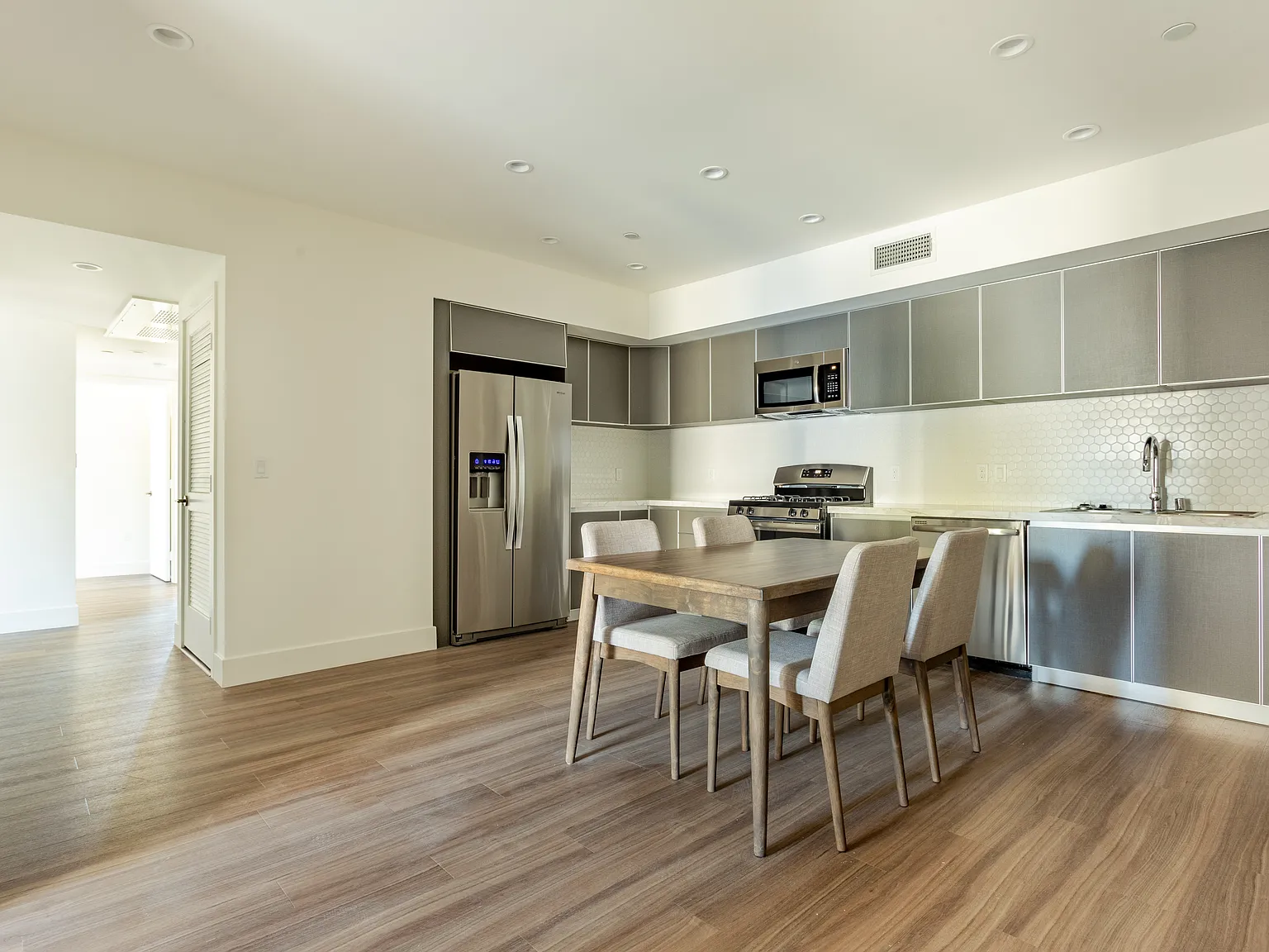 1450 S Barrington Ave — Photo 4