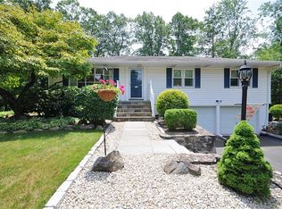 27 Oak Crest Dr, Brookfield, CT 06804