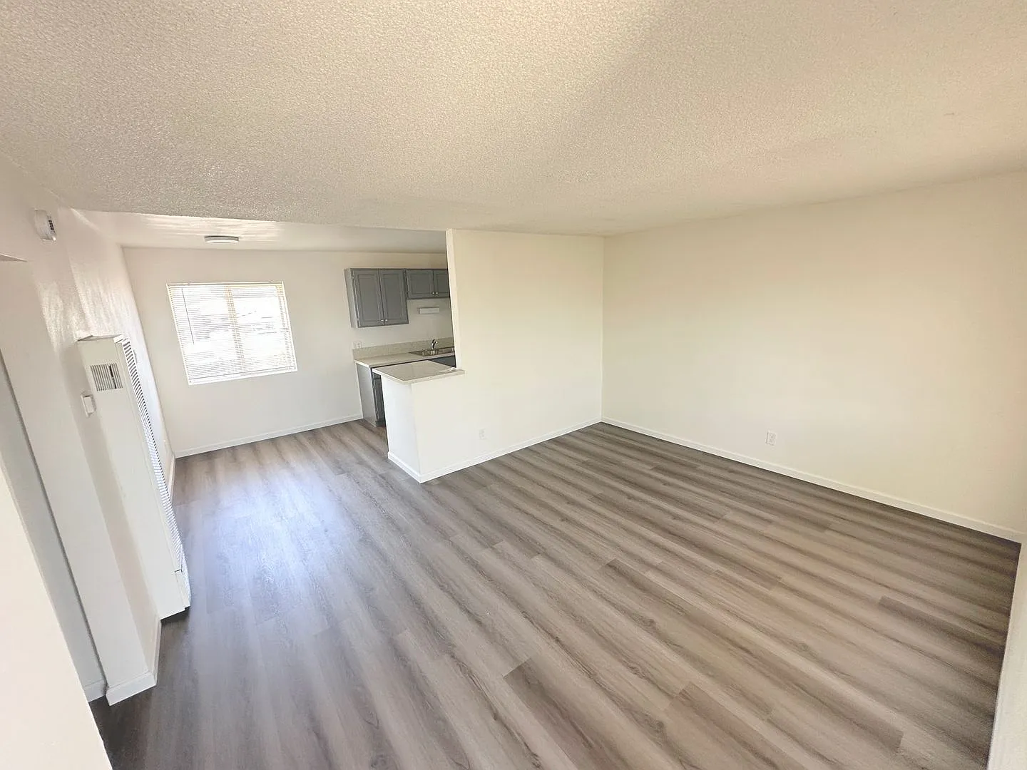 1bd/1ba Ready To Move In. Parking Included. — Photo 2