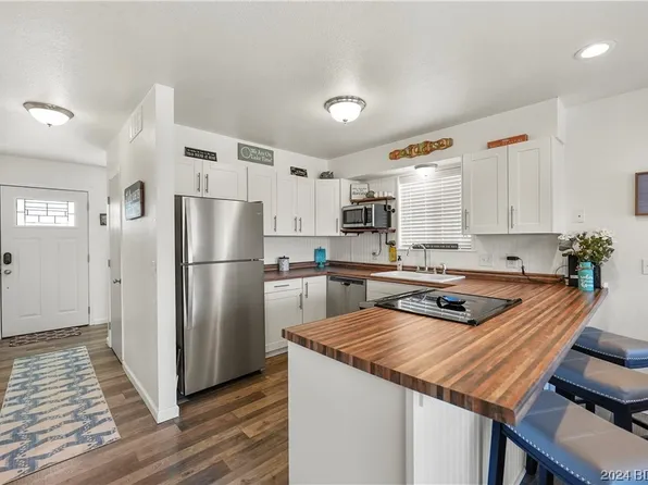 57 Spring Hill Rd, Sunrise Beach, MO 65079