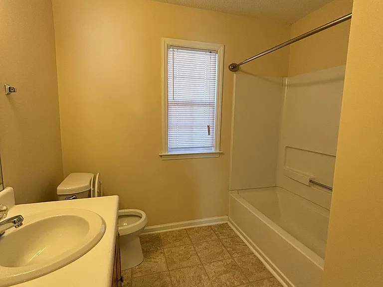 804 Yorkshire Dr — Photo 16