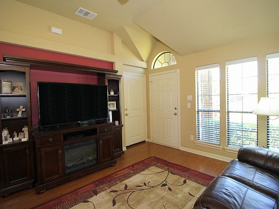 3rd image of 2709 Silver Oak Dr