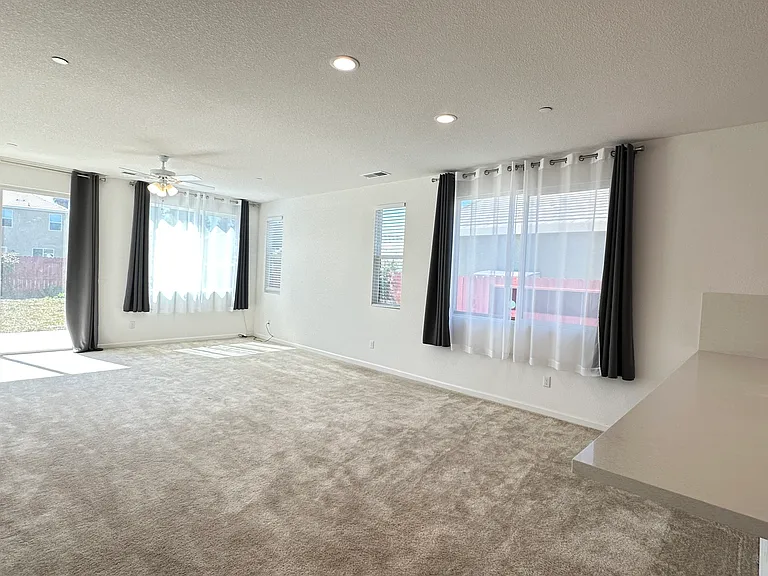 2428 Freestone Dr — Photo 3