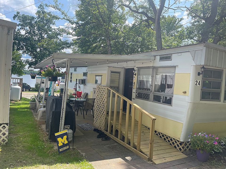 1st image of 3286 Wolf Lake Dr