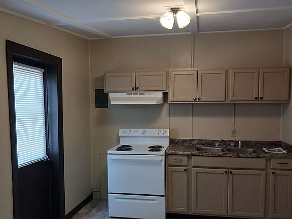 2nd image of 1020 SE Brock Gln