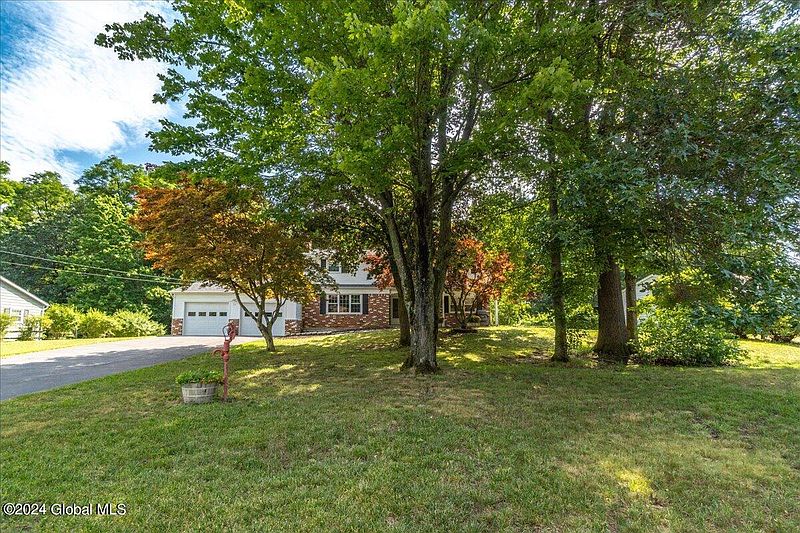 3rd image of 33 N Hill Drive