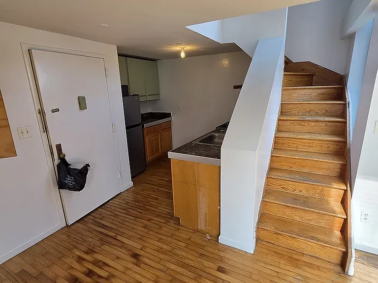 71 Scholes St #4A — Photo 9