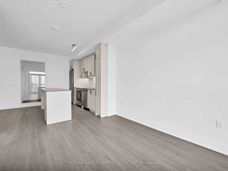 50 George Butchart Dr #914 — Photo 7