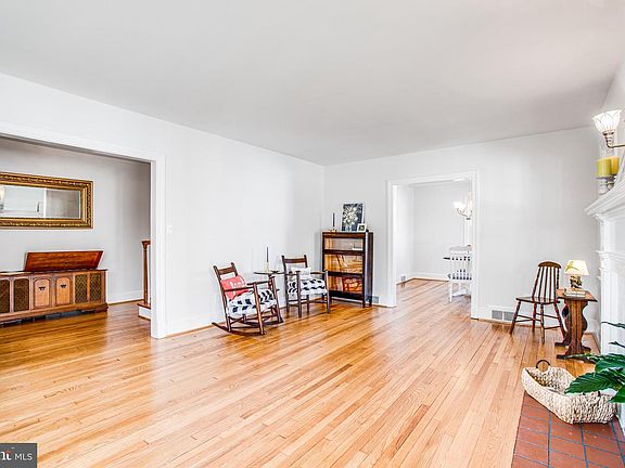 3rd image of 1223 Hanover St