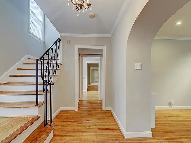 2044 Addison Rd — Photo 2