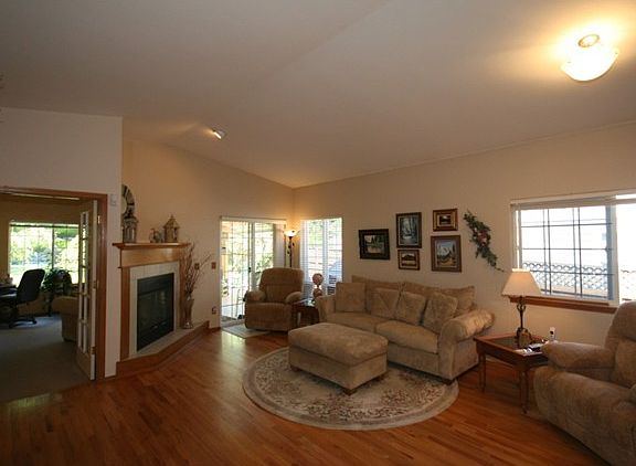 5th image of 909 E Orchard Dr