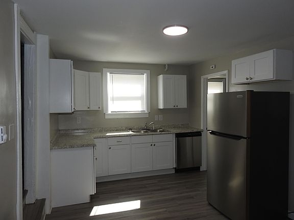 4th image of 121 Canal Ave