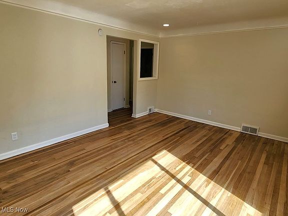 5th image of 16207 Woodbrook Ave