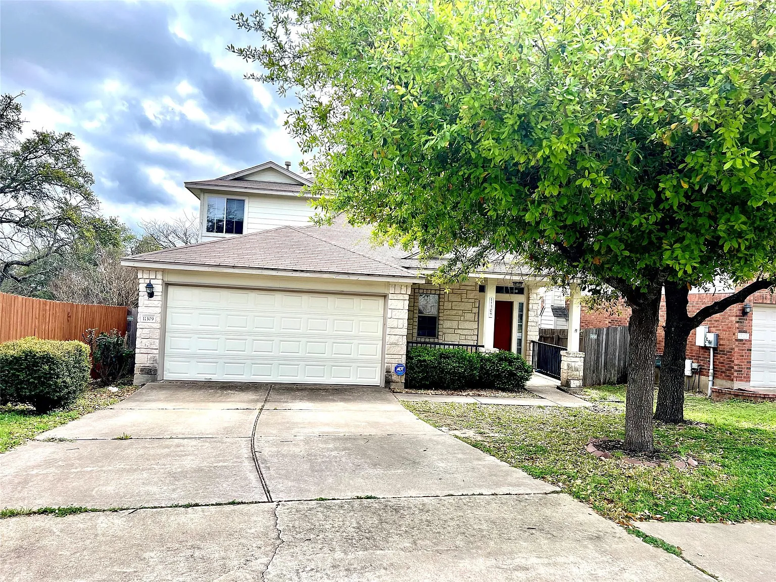 3 bed, 2.5 bath, 1918 sqft, $2,250 — Photo 2