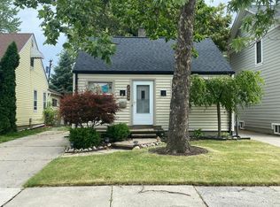 20859 Hampton Rd, Harper Woods, MI 48225