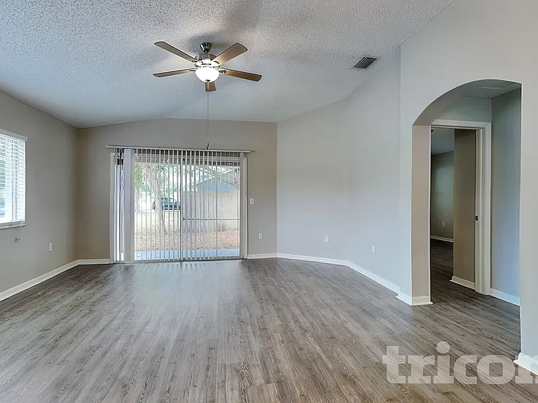 11759 Lynmoor Dr — Photo 2