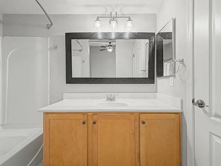 2233 E Huntington Dr — Photo 17