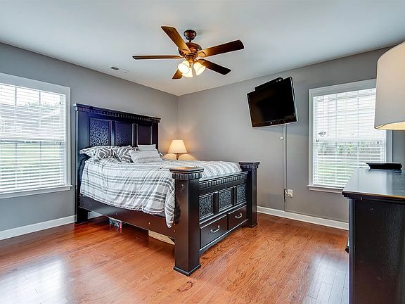 3rd image of 14 Twin Oaks Dr