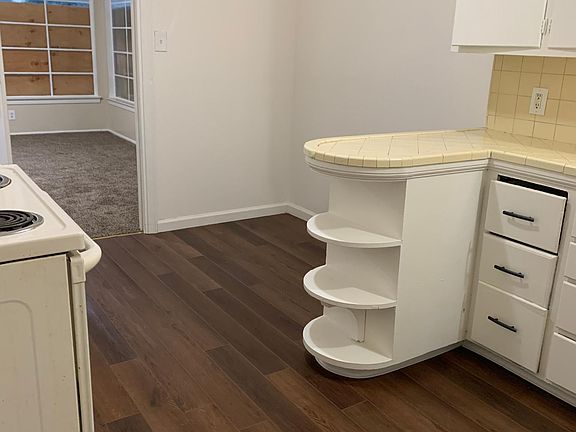 Kitchen w small nook