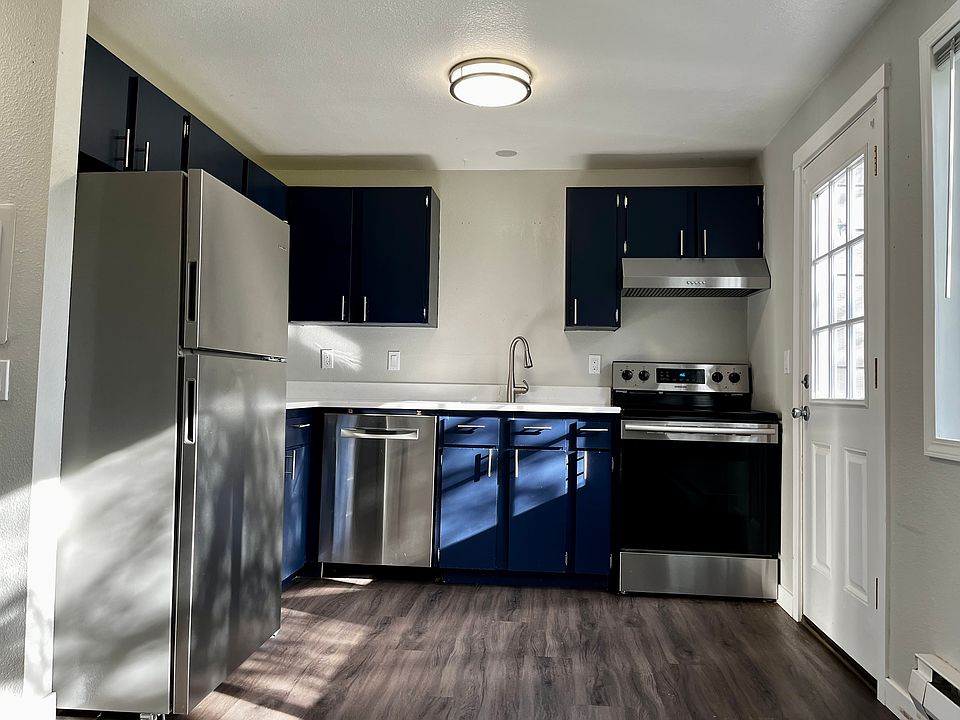 Kitchen Features:

Stainless Steel Appliances: Bosch dishwasher, Samsung stove, and fridge
White Quartz Countertops for a sleek touch
Navy Blue Cabinets add a pop of style
Stainless Steel Single Sink with a pull-out faucet for easy use
