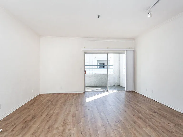 300 N El Molino Ave #210 — Photo 2