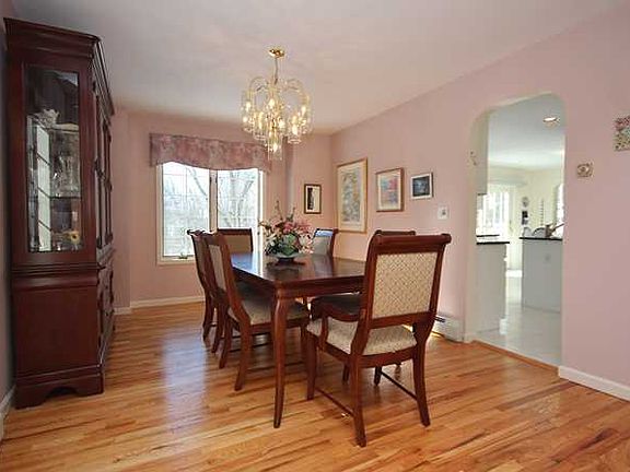 4th image of 7 Rosewood Ln