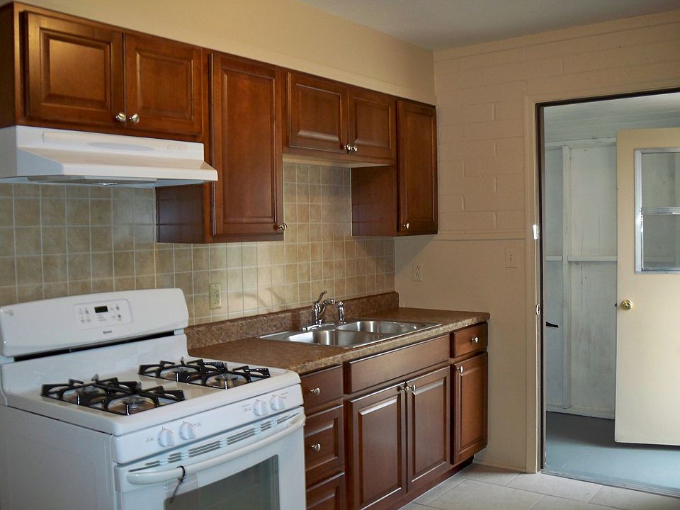 2nd image of 705 W Sahuaro Dr
