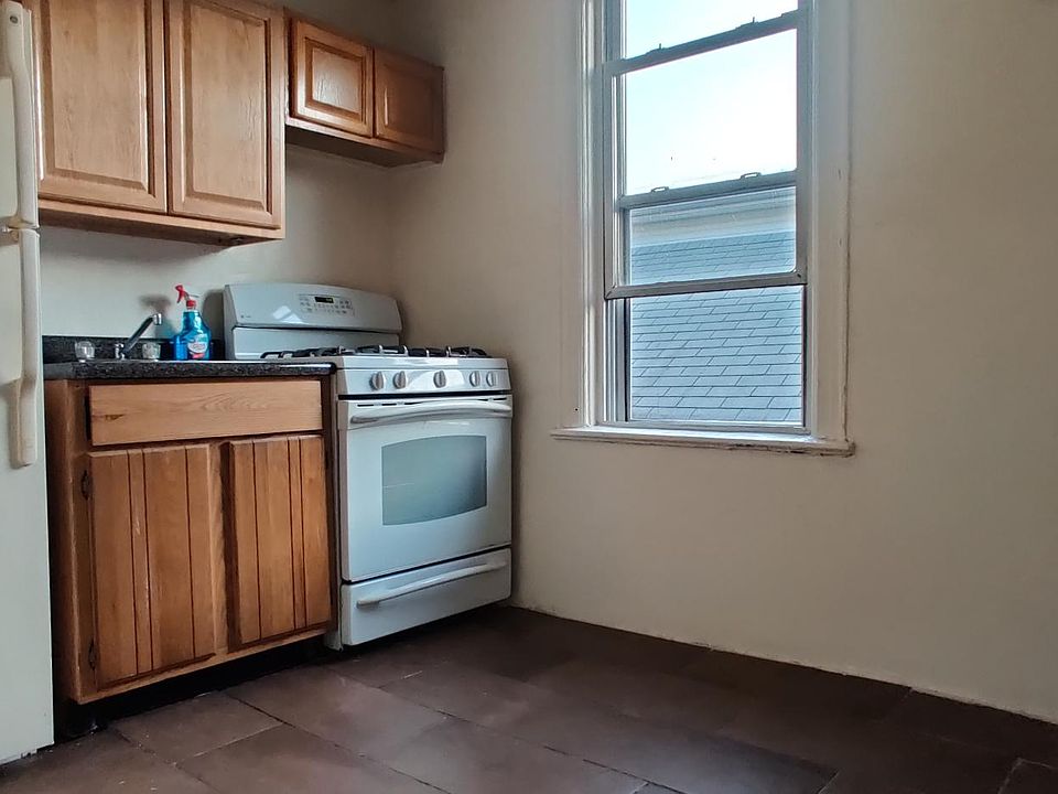 2nd image of 252 Underhill Ave #1