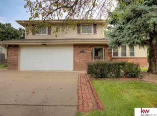 916 Claudine Ave, Papillion, NE 68046