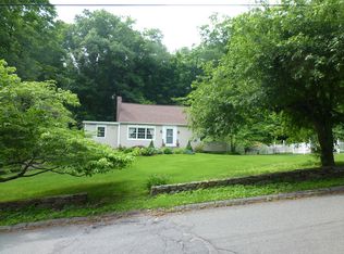 30 Taunton Lake Dr, Newtown, CT 06470