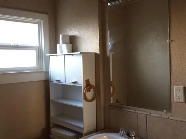 215 1/2 W Bush St, Hanford, CA 93230