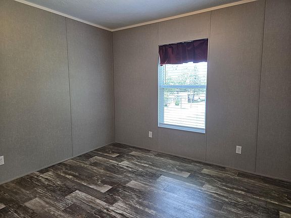 3rd image of 80 Boxwood Dr