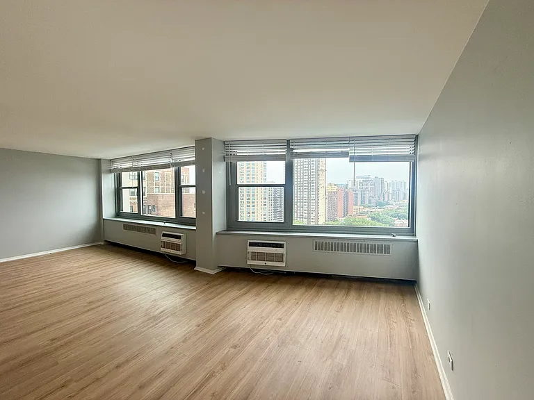 555 W Cornelia Ave #1605 — Photo 7
