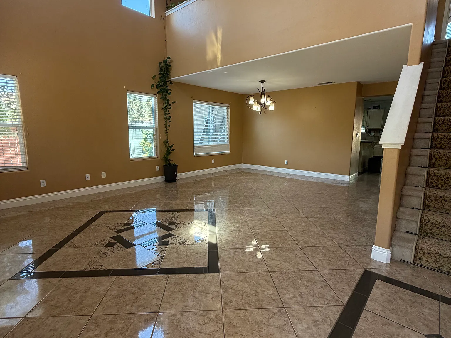 4 bed, 2305 sqft, $3,200 — Photo 3