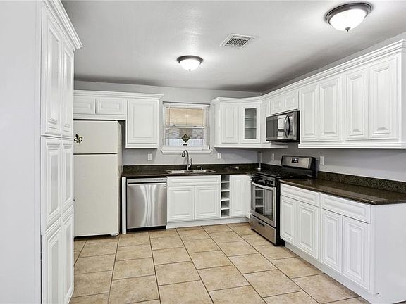 5th image of 7726 Mackenzie St