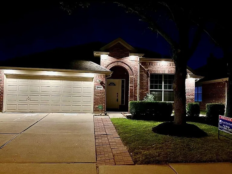 6826 Chester Oak Dr — Photo 1