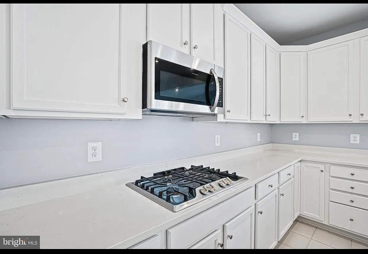 4 bed, 3.5 bath, 5200 sqft, $4,500 — Photo 2