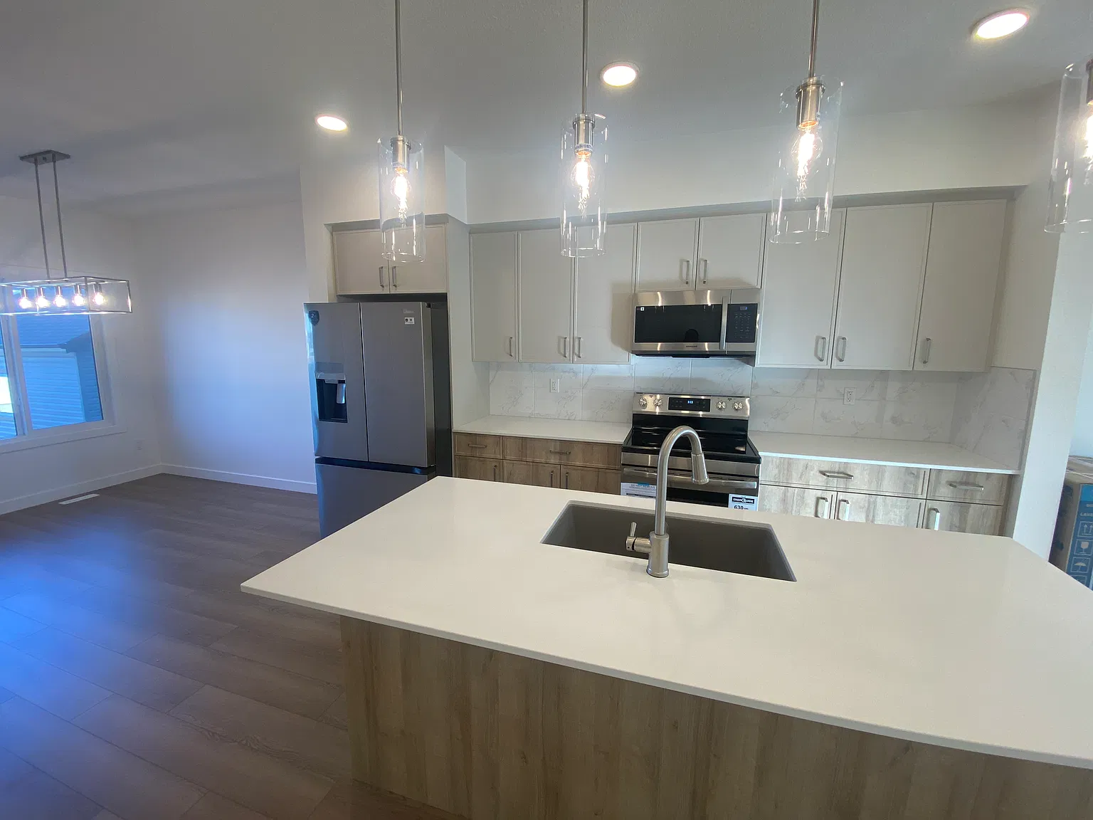 UPPER 1048 14 Avenue Northwest — Photo 3