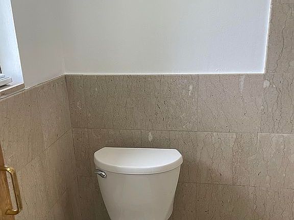 Master toilet area w shower