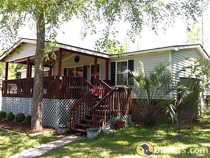 Covered deck w/lakeside view