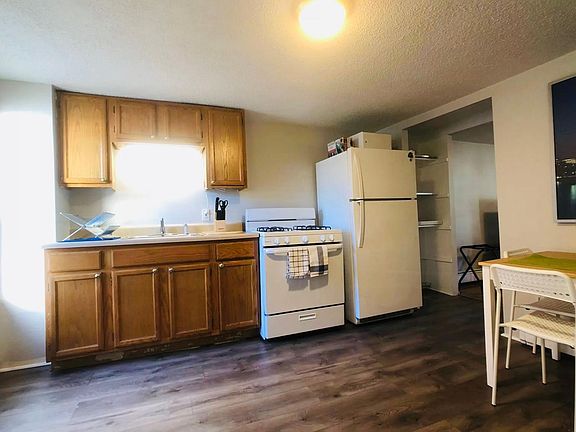 Eat in kitchen with gas stove!