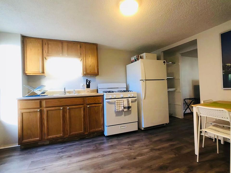 Eat in kitchen with gas stove!