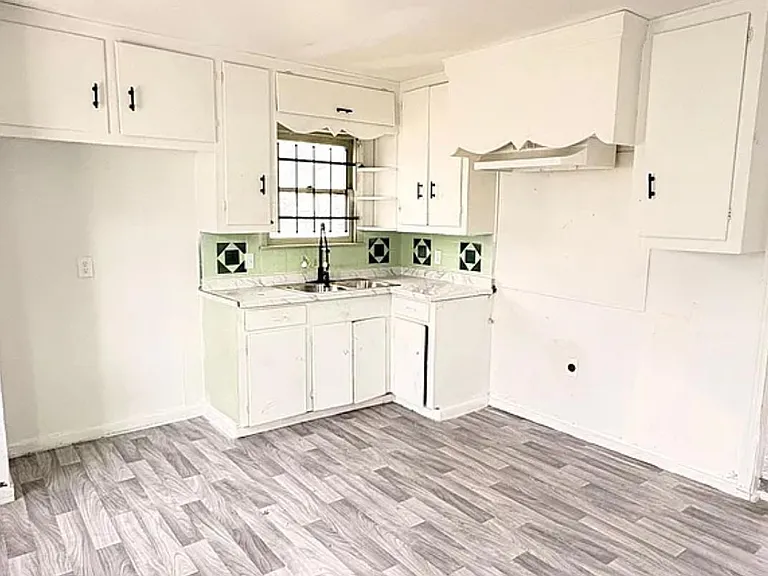 335 Delaware St — Photo 3